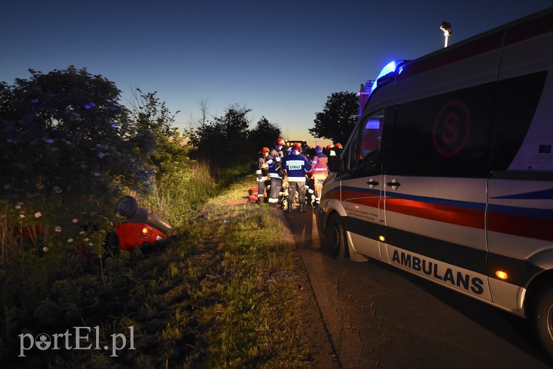 Dachowanie w Rubnie, dwie osoby ranne zdjęcie nr 153202