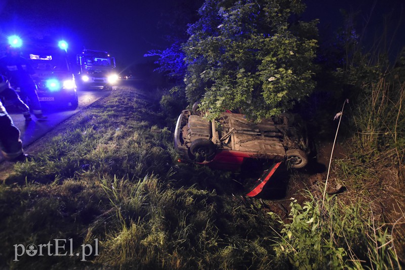 Dachowanie w Rubnie, dwie osoby ranne zdjęcie nr 153216