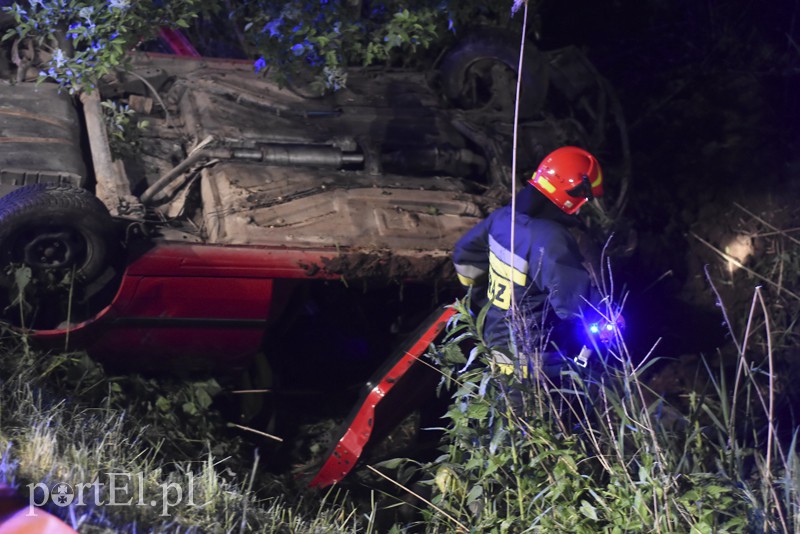 Dachowanie w Rubnie, dwie osoby ranne zdjęcie nr 153210