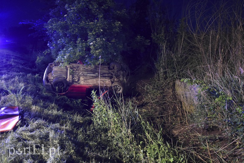 Dachowanie w Rubnie, dwie osoby ranne zdjęcie nr 153207