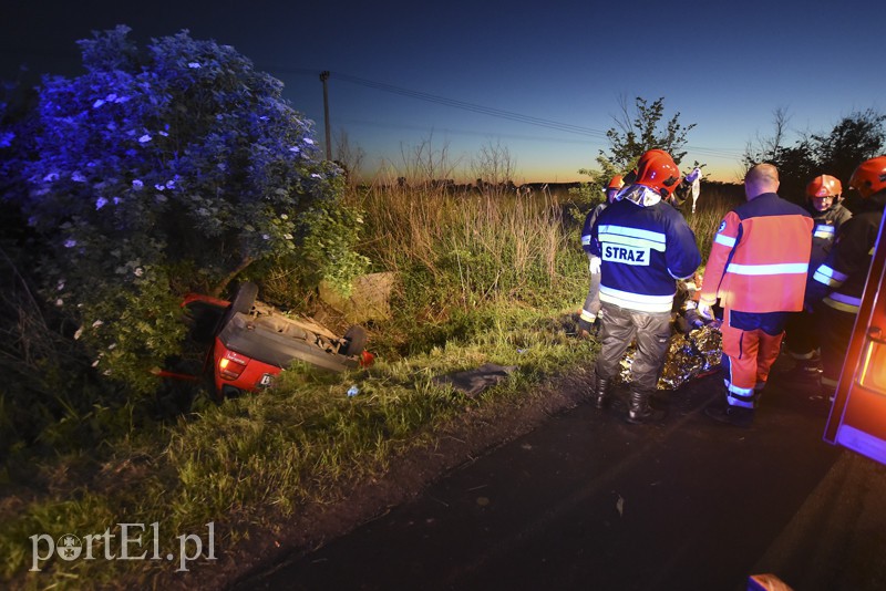 Dachowanie w Rubnie, dwie osoby ranne zdjęcie nr 153204