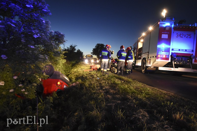 Dachowanie w Rubnie, dwie osoby ranne zdjęcie nr 153203