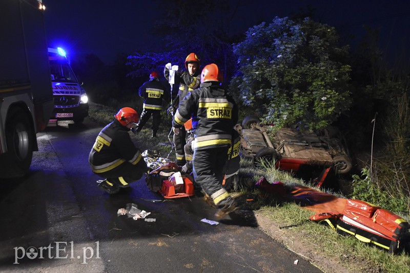 Dachowanie w Rubnie, dwie osoby ranne zdjęcie nr 153206