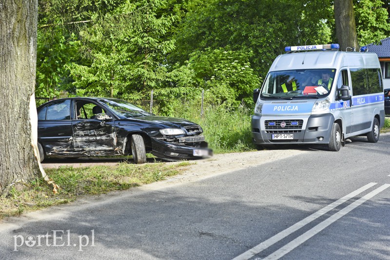 Uderzył w dwa drzewa, kierowca miał 2,5 promila zdjęcie nr 153663