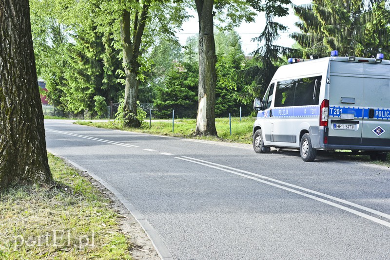 Uderzył w dwa drzewa, kierowca miał 2,5 promila zdjęcie nr 153662