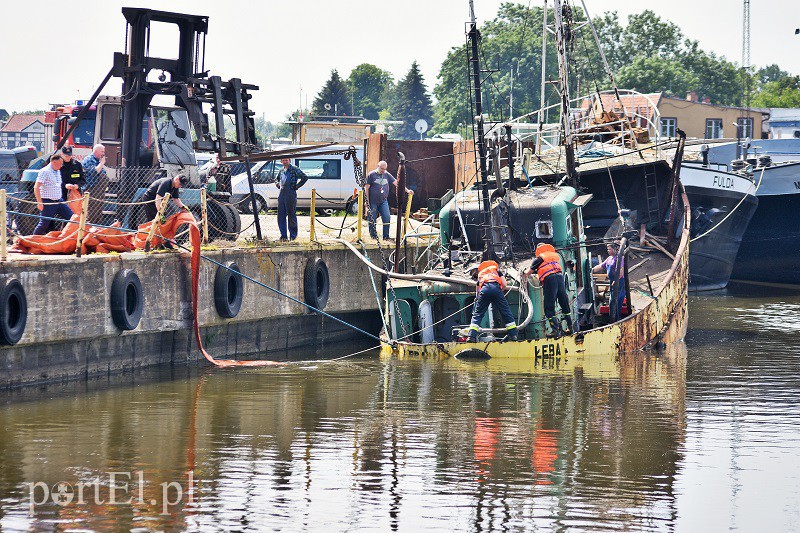 Elbląg  Tonie wrak kutra, trwa akcja na rzece