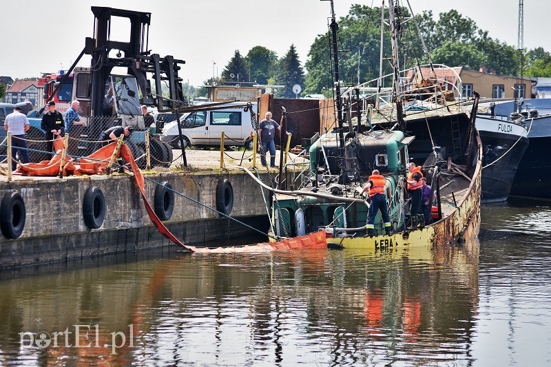  Tonie wrak kutra, trwa akcja na rzece zdjęcie nr 153746