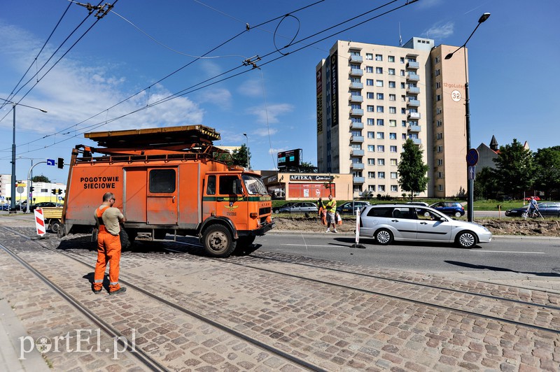 Elbląg Paraliż na torach, koparka uszkodziła trakcję tramwajową