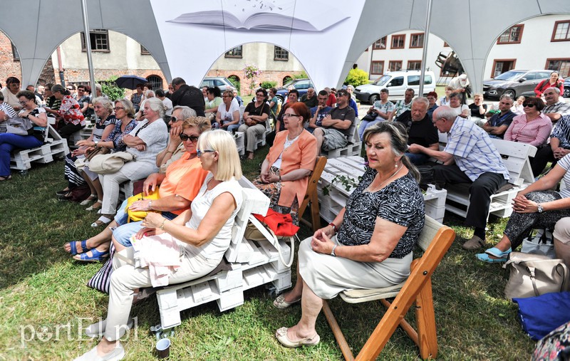 Kuchnia regionalna z muzyką dawną w tle zdjęcie nr 154827