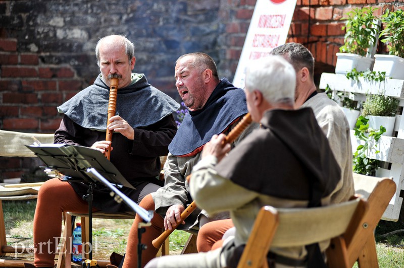 Kuchnia regionalna z muzyką dawną w tle zdjęcie nr 154820