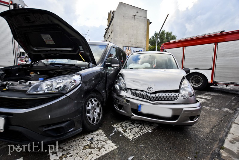 Róg ul. Brzeskiej i Płk. Dąbka - trzecia kolizja tego dnia zdjęcie nr 155673