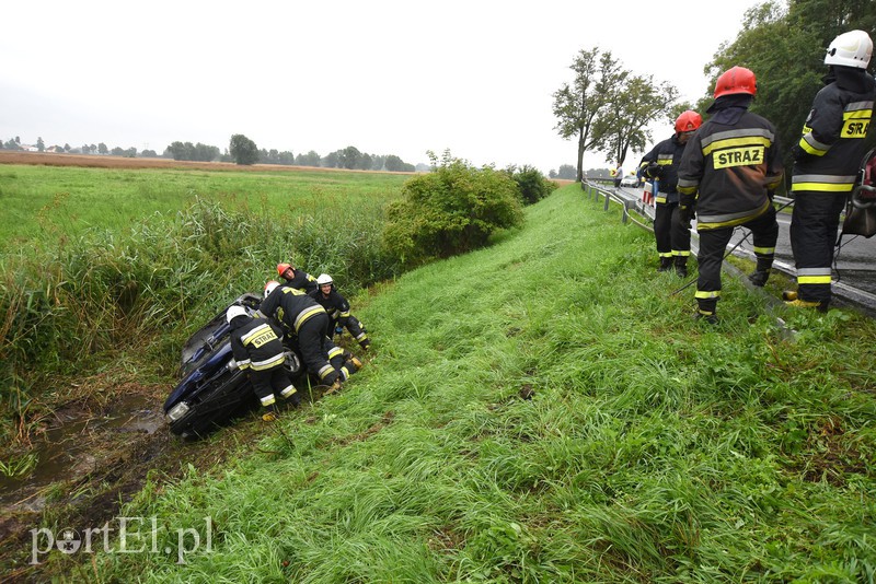  Opel dachował na drodze do Malborka zdjęcie nr 156941