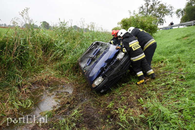  Opel dachował na drodze do Malborka zdjęcie nr 156943