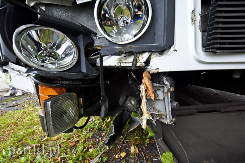 Autokar z dziećmi uderzył w drzewo zdjęcie nr 159576