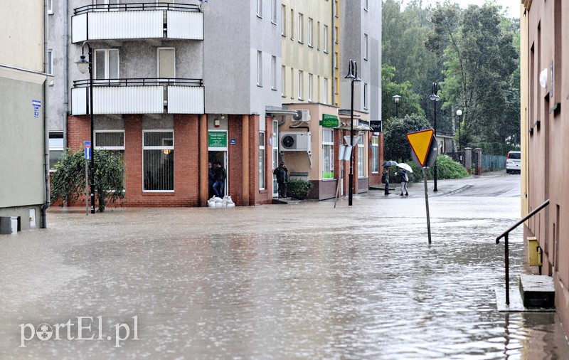 Elbląg i region walczy z ulewą. Najgorzej jest na Związku Jaszczurczego zdjęcie nr 160802