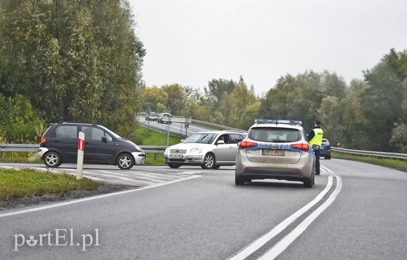 Uderzył w drzewo, jedna osoba nie żyje zdjęcie nr 162366
