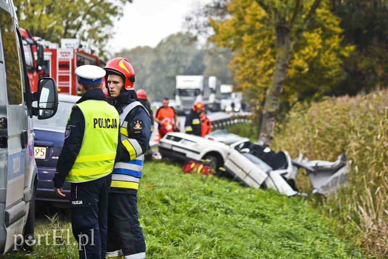 Uderzył w drzewo, jedna osoba nie żyje zdjęcie nr 162359