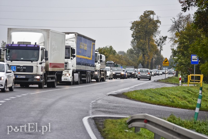 Elbląg Uderzył w drzewo, jedna osoba nie żyje