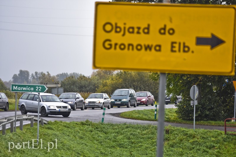 Uderzył w drzewo, jedna osoba nie żyje zdjęcie nr 162362