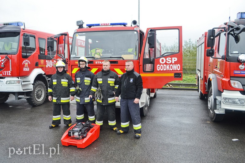 Strażacy ćwiczą walkę z cofką zdjęcie nr 162383