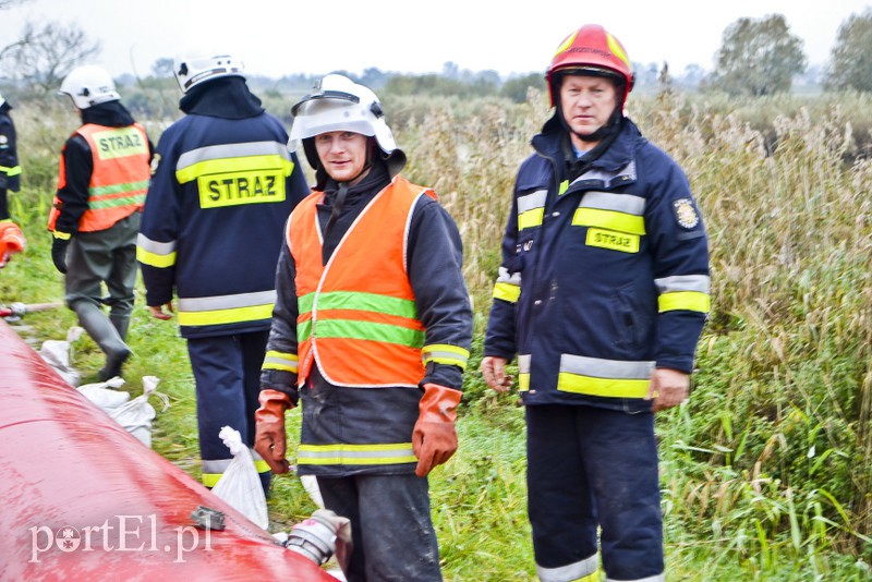 Strażacy ćwiczą walkę z cofką zdjęcie nr 162378