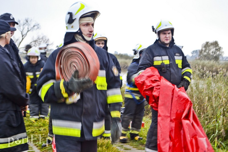 Strażacy ćwiczą walkę z cofką zdjęcie nr 162373