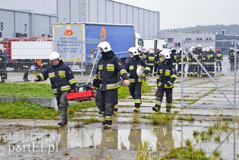 Strażacy ćwiczą walkę z cofką zdjęcie nr 162369