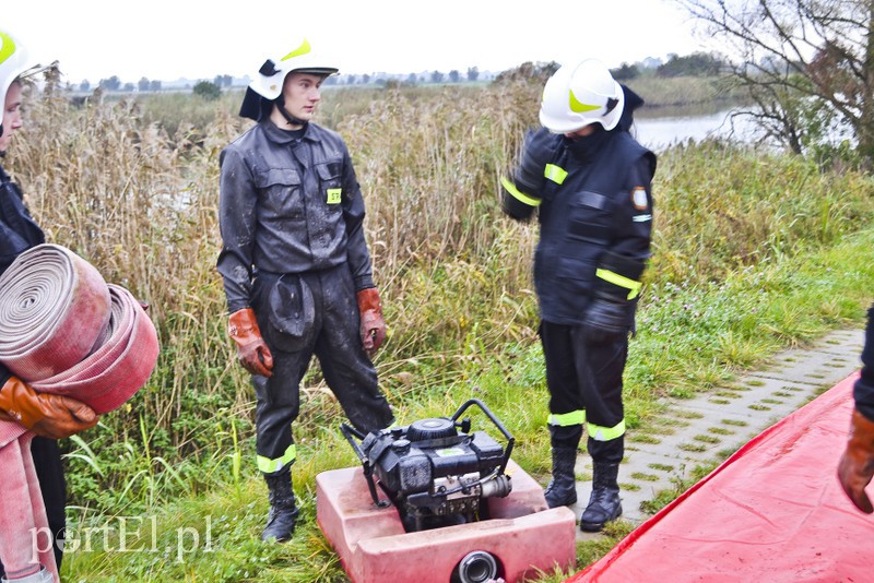 Strażacy ćwiczą walkę z cofką zdjęcie nr 162372