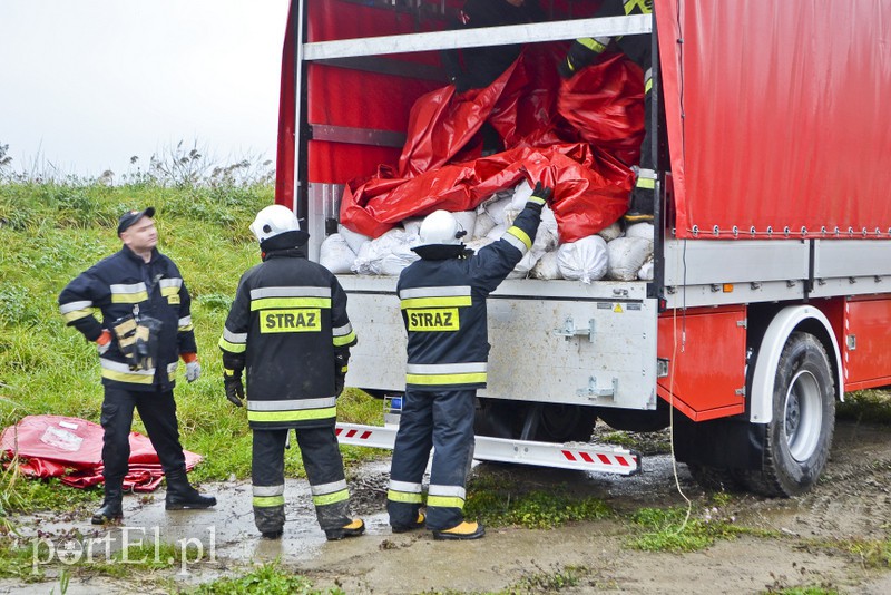 Strażacy ćwiczą walkę z cofką zdjęcie nr 162368