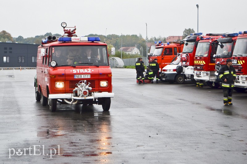 Strażacy ćwiczą walkę z cofką zdjęcie nr 162386