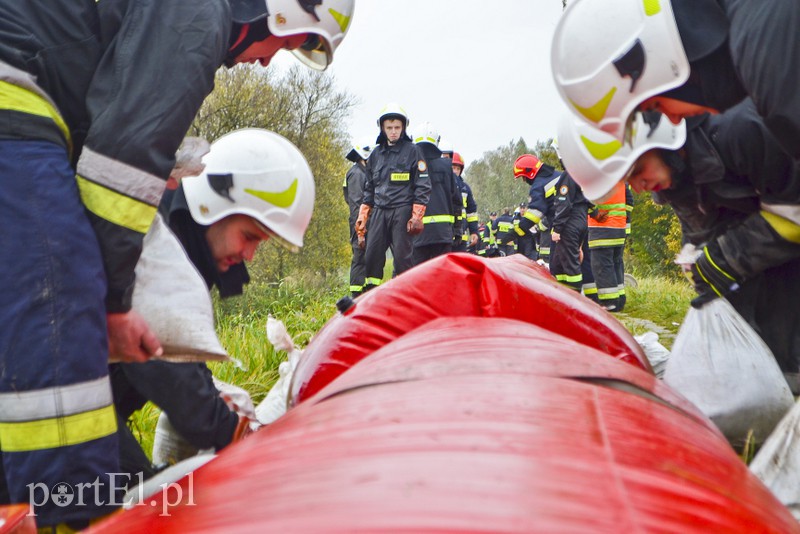 Strażacy ćwiczą walkę z cofką zdjęcie nr 162380