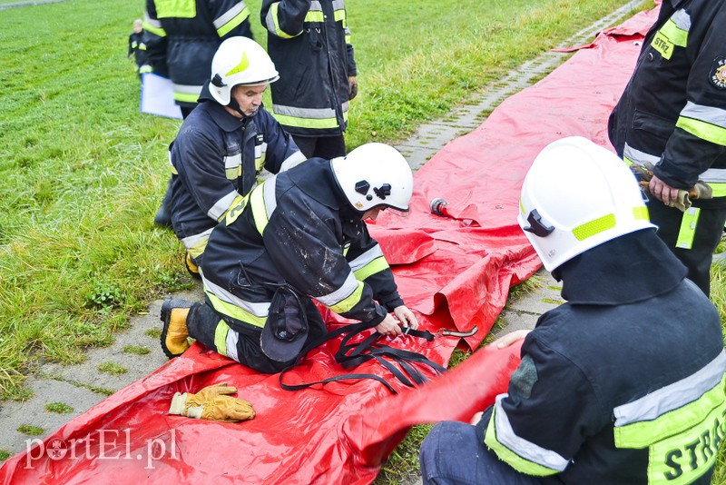 Strażacy ćwiczą walkę z cofką zdjęcie nr 162374