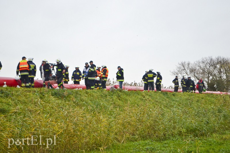 Strażacy ćwiczą walkę z cofką zdjęcie nr 162382