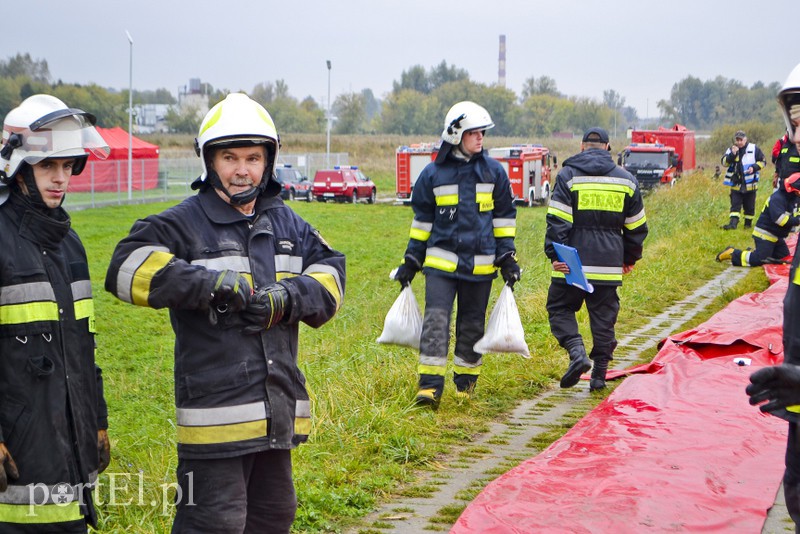 Strażacy ćwiczą walkę z cofką zdjęcie nr 162375