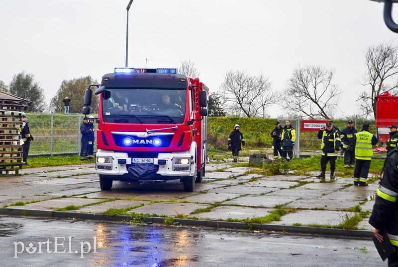 Strażacy ćwiczą walkę z cofką zdjęcie nr 162384