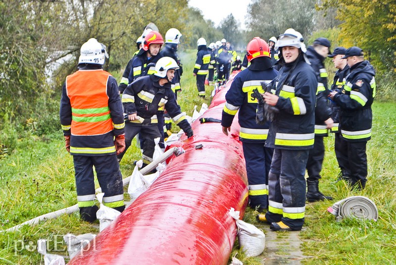 Strażacy ćwiczą walkę z cofką zdjęcie nr 162377