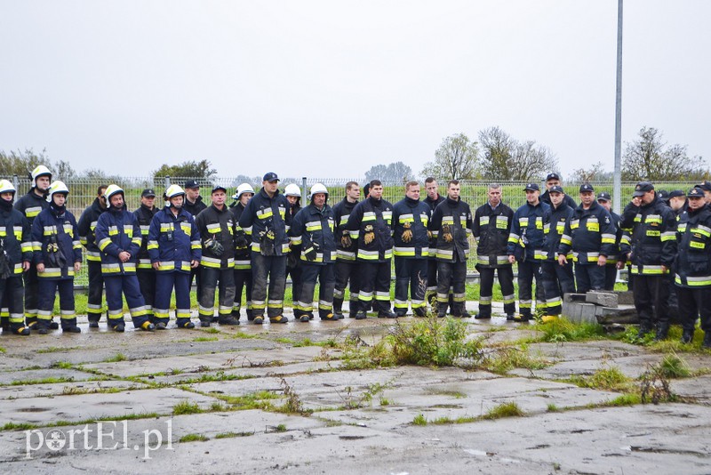 Elbląg Strażacy ćwiczą walkę z cofką