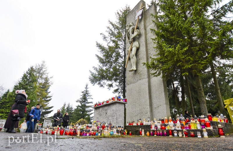 Elblążanie odwiedzają groby bliskich zdjęcie nr 163786