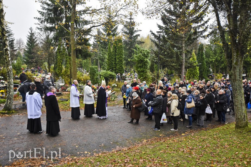 Elblążanie odwiedzają groby bliskich zdjęcie nr 163790