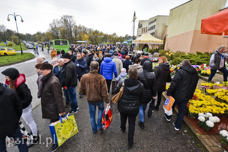 Elblążanie odwiedzają groby bliskich zdjęcie nr 163756