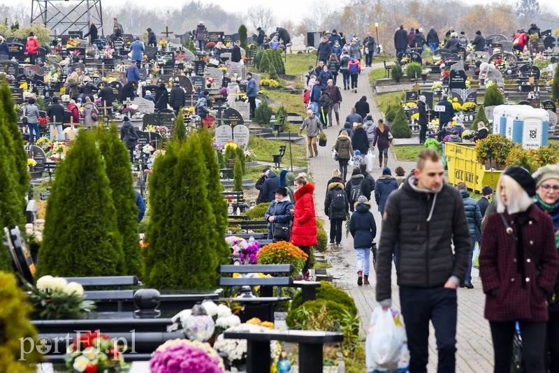 Elblążanie odwiedzają groby bliskich zdjęcie nr 163761