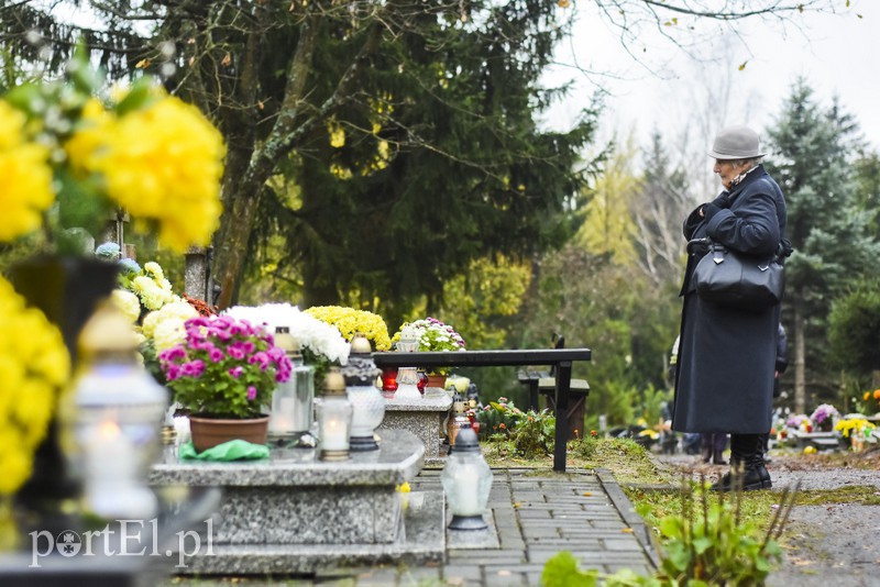 Elblążanie odwiedzają groby bliskich zdjęcie nr 163789