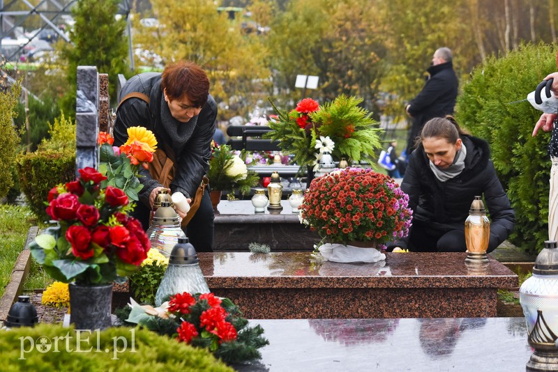 Elblążanie odwiedzają groby bliskich zdjęcie nr 163759