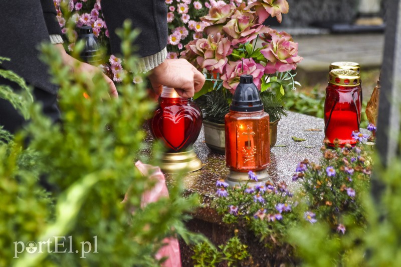 Elblążanie odwiedzają groby bliskich zdjęcie nr 163772