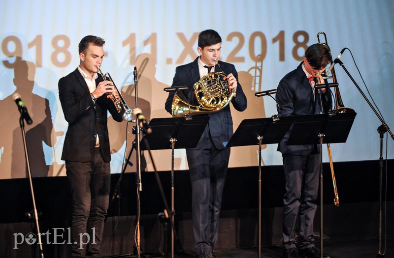 Młodzież świętuje stulecie niepodległości zdjęcie nr 163863