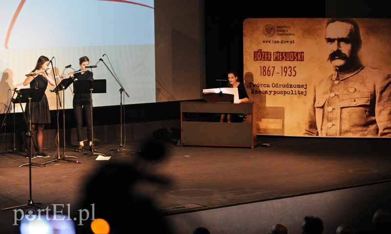 Młodzież świętuje stulecie niepodległości zdjęcie nr 163864