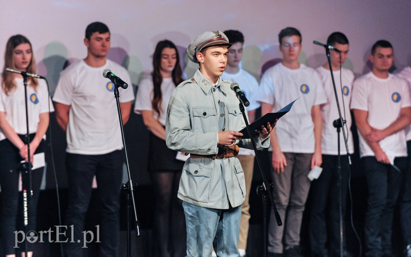 Młodzież świętuje stulecie niepodległości zdjęcie nr 163875