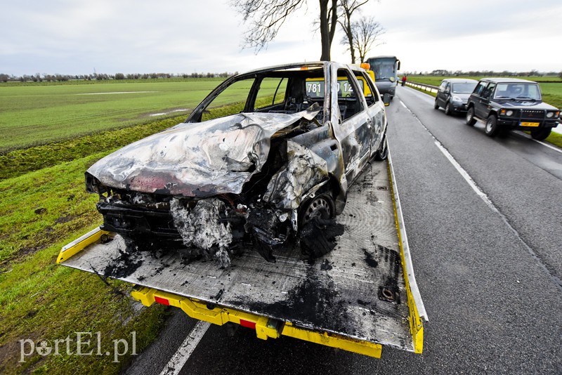 Wypadek koło Fiszewa, auto w płomieniach zdjęcie nr 164022