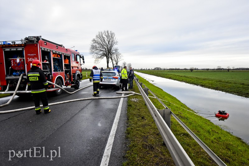 Wypadek koło Fiszewa, auto w płomieniach zdjęcie nr 164019