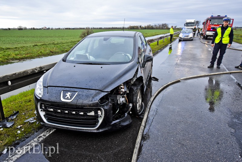 Wypadek koło Fiszewa, auto w płomieniach zdjęcie nr 164025